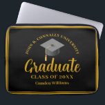 Housse Pour Ordinateur Portable Graduation Gold Black Personnalisée 2024 Graduate<br><div class="desc">Ces pochettes sophistiquées pour ordinateur portable de graduation en or et en noir présentent un élégant script cursif sous un casquette gris. Personnalisez cette classe commémorative de 2024 cadeau diplômé avec la typographie serif chic pour un senior. Cadeau moderne d'études secondaires ou collégiales.</div>