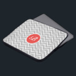 Housse Pour Ordinateur Portable Gris clair Chevron Motif Lin Texture Monogramme<br><div class="desc">Elégant motif transparent géométrique gris clair et blanc rétro chevron avec texture lin et monogramme personnalisable et optionnel. Touche rouge-orange.</div>