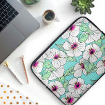 Housse Pour Ordinateur Portable Hibiscus tropical rose et blanc Motif floral<br><div class="desc">Un motif de fleurs blanches d'hibiscus aux centres roses et magenta lumineux. Ils sont entourés de feuilles verts frais et placés sur un arrière - plan bleu ciel. Ce jardin tropical fleuri est parfait pour le printemps et l'été !</div>