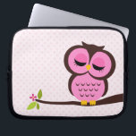Housse Pour Ordinateur Portable Hibou rose mignon<br><div class="desc">La douille élégante de l'électronique comporte une belle illustration de vecteur d'un hibou été perché sur une branche d'arbre.</div>