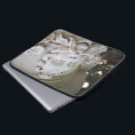 Housse Pour Ordinateur Portable Homme vert<br><div class="desc">Le visage avec des vignes et des fleurs qui sortent de sa bouche est connu comme un homme vert. Dans cette photo couleur, la sculpture en relief élevé est un élément architectural qui fait partie d'un grand planteur au-dessus d'une colonne. Une faible profondeur de champ souligne la sculpture. Bokeh, des...</div>
