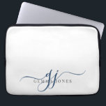 Housse Pour Ordinateur Portable Initiales de monogramme bleu marine minimaliste<br><div class="desc">Un chic script moderne design bleu marine initiales monogramme sur blanc,  avec un script dramatique initial avec des swashes et votre nom complet dans un type serif moderne.</div>