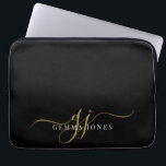 Housse Pour Ordinateur Portable Initiales de monogramme de script or minimaliste n<br><div class="desc">Un chic monogramme noir or moderne et élégant sur noir,  avec un script initial dramatique avec des swashes et votre nom complet dans un type serif moderne.</div>
