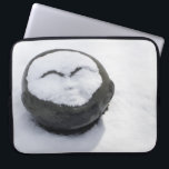 Housse Pour Ordinateur Portable Joli Bouddha Avec Le Visage De Neige<br><div class="desc">Une couche fraîche de neige recouvrait une sculpture ronde de tête de Bouddha heureuse. Alors que la neige fondait, il semblait que la sculpture obtenait un visage de neige. Les caractéristiques agréables de la statue se dévoilent à travers son masque à neige, créant une scène hivernale amusante. Photo numérique, couleur....</div>