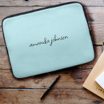 Housse Pour Ordinateur Portable Jolie fille moderne Monogramme bleu Cursive Nom co<br><div class="desc">Un monogramme bleu simple et élégant sur un arrière - plan bleu.</div>