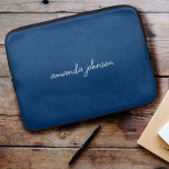 Housse Pour Ordinateur Portable Jolie fille moderne Monogramme bleu Cursive Nom co<br><div class="desc">Un joli design bleu girly avec un monogramme simple,  cursif.</div>