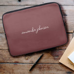 Housse Pour Ordinateur Portable Jolie fille moderne Monogramme rouge Cursive Nom c<br><div class="desc">Un joli monogramme blanc cursif sur un arrière - plan rouge Tera ocre foncé.</div>