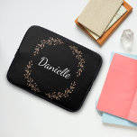 Housse Pour Ordinateur Portable Jote Moderne Simple Noir & Or Style Monogramme<br><div class="desc">Coque d'ordinateur portable avec branches d'or entourant un monogramme personnalisé de prénom.</div>