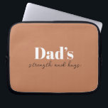 Housse Pour Ordinateur Portable La force et les câlins de papa - Cadeau de Fête de<br><div class="desc">Gardez papa organisé en déplacement avec ce sac électronique personnalisé "La force du papa et les câlins" — un cadeau de la fête du Père réfléchi et pratique qui porte plus que de simples câbles et chargeurs. Avec un design épuré et un message chaleureux, cette pochette technologique est parfaite pour...</div>