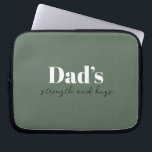 Housse Pour Ordinateur Portable La force et les câlins de papa - Cadeau de Fête de<br><div class="desc">Gardez papa organisé en déplacement avec ce sac électronique personnalisé "La force du papa et les câlins" — un cadeau de la fête du Père réfléchi et pratique qui porte plus que de simples câbles et chargeurs. Avec un design épuré et un message chaleureux, cette pochette technologique est parfaite pour...</div>
