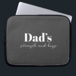 Housse Pour Ordinateur Portable La force et les câlins de papa - Cadeau de Fête de<br><div class="desc">Gardez papa organisé en déplacement avec ce sac électronique personnalisé "La force du papa et les câlins" — un cadeau de la fête du Père réfléchi et pratique qui porte plus que de simples câbles et chargeurs. Avec un design épuré et un message chaleureux, cette pochette technologique est parfaite pour...</div>
