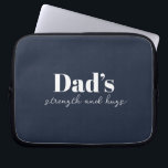 Housse Pour Ordinateur Portable La force et les câlins de papa - Cadeau de Fête de<br><div class="desc">Gardez papa organisé en déplacement avec ce sac électronique personnalisé "La force du papa et les câlins" — un cadeau de la fête du Père réfléchi et pratique qui porte plus que de simples câbles et chargeurs. Avec un design épuré et un message chaleureux, cette pochette technologique est parfaite pour...</div>