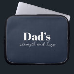 Housse Pour Ordinateur Portable La force et les câlins de papa - Cadeau de Fête de<br><div class="desc">Gardez papa organisé en déplacement avec ce sac électronique personnalisé "La force du papa et les câlins" — un cadeau de la fête du Père réfléchi et pratique qui porte plus que de simples câbles et chargeurs. Avec un design épuré et un message chaleureux, cette pochette technologique est parfaite pour...</div>