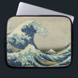 Housse Pour Ordinateur Portable La Grande Vague au large de Kanagawa<br><div class="desc">La Grande Vague au large de Kanagawa, aussi connue sous le nom de La Grande Vague ou simplement La Vague, est un bloc de bois imprimé par l'artiste japonais Katsushika Hokusai. Exemple de l'art ukiyo-e, il a été publié entre 1830 et 1833 comme le premier dans la série de Hokusai...</div>