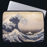 Housse Pour Ordinateur Portable La Grande Vague au large de Kanagawa de Hokusai<br><div class="desc">Illustration ancienne,  beaux-arts,  conception maritime représentant un paysage marin avec d'énormes vagues déferlantes avec des bateins remplis de personnes et le mont Fuji au loin. Bien qu'elle soit supposée être un raz-de-marée,  il s'agit plus probablement d'un okinami,  ou grande vague.</div>