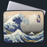 Housse Pour Ordinateur Portable La Grande Vague de Kanagawa<br><div class="desc">La Grande Vague de Kanagawa (神 奈 川 沖 浪 裏 Kanagawa-oki nami ura, "Sous une vague de Kanagawa"), aussi connue sous le nom de La Grande Vague ou tout simplement La Vague, est un bloc de bois imprimé par l'artiste japonais Hokusai ukiyo-e. Il a été publié entre 1829 et...</div>