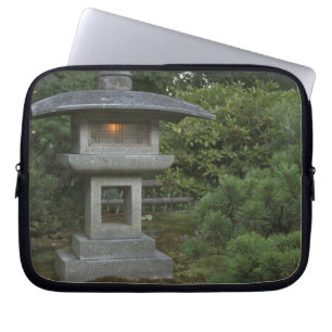 Housse Pour Ordinateur Portable Lanterne en pierre illuminée dans le jardin japona