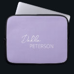 Housse Pour Ordinateur Portable Lavande violette simple Élégant Contemporain moder<br><div class="desc">Manche portable moderne violet / lavande avec un design simple et minimal personnalisé avec votre nom dans un script élégant et une police sans serif contemporaine.</div>