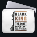 Housse Pour Ordinateur Portable Le Roi Noir La Pièce La Plus Importante Dans Le Je<br><div class="desc">Pour les rois noirs qui aiment jouer aux échecs. La Vie Noire Est Importante. Qu'il s'agisse du Mois de l'histoire des Noirs ou non, un mois ne peut pas tenir notre histoire. L'Afrique est dans notre ADN. Portez vos vêtements de mélanine afro-américains pour les hommes et les garçons avec fierté....</div>