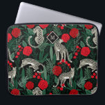 Housse Pour Ordinateur Portable Leopards et Monogramme de Motif exotique<br><div class="desc">Un motif tropical exotique et unique avec des léopards dans la jungle avec palmiers et feuillage et roses rouges sur un arrière - plan noir contrasté. De riches couleurs vives de rouge, noir, vert et beige rendent ce design pop avec style. Un cadre en forme de losange entoure un monogramme...</div>