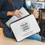 Housse Pour Ordinateur Portable Logo et texte d'entreprise personnalisés l Promo n<br><div class="desc">Cette pochette élégante combine un design moderne noir et blanc avec votre logo et votre texte, offrant une protection élégante pour votre ordinateur portable. Idéal pour les cadeaux d'entreprise, les salons professionnels ou les événements promotionnels, il assure la visibilité de votre marque tout en offrant une protection pratique et élégante...</div>