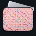 Housse Pour Ordinateur Portable Lunettes de vue Rétro Moderne Hipster Rose En vich<br><div class="desc">Cette pochette d'ordinateur portable design colorée et nerveuse de lunettes a un motif original composé de lunettes dans une variété de tons et de styles, le tout sur un arrière - plan de en vichy rose rétro. Les cadres de lunettes de cool et de girly vont de les années 50...</div>
