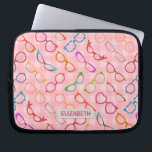 Housse Pour Ordinateur Portable Lunettes de vue Rétro Moderne Hipster Rose En vich<br><div class="desc">Cette pochette d'ordinateur portable design colorée et nerveuse de lunettes a un motif original composé de lunettes dans une variété de tons et de styles, le tout sur un arrière - plan de en vichy rose rétro. Les cadres de lunettes de cool et de girly vont de les années 50...</div>