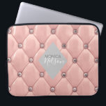 Housse Pour Ordinateur Portable luxueux tufted rose gold monogram<br><div class="desc">Notre collection "luxueuse tufted" présente de magnifiques arrière - plans dorés et dorés roses avec strass. Au milieu se trouve un espace réservé en forme de diamant pour les monogrammes et les informations d'affaires dans différentes couleurs. Consultez notre magasin pour obtenir des articles complémentaires de cette collection.</div>