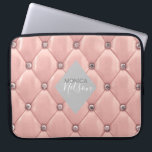 Housse Pour Ordinateur Portable luxueux tufted rose gold monogram<br><div class="desc">Notre collection "luxueuse tufted" présente de magnifiques arrière - plans dorés et dorés roses avec strass. Au milieu se trouve un espace réservé en forme de diamant pour les monogrammes et les informations d'affaires dans différentes couleurs. Consultez notre magasin pour obtenir des articles complémentaires de cette collection.</div>