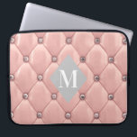 Housse Pour Ordinateur Portable luxueux tufted rose gold monogram<br><div class="desc">Notre collection "luxueuse tufted" présente de magnifiques arrière - plans dorés et dorés roses avec strass. Au milieu se trouve un espace réservé en forme de diamant pour les monogrammes et les informations d'affaires dans différentes couleurs. Consultez notre magasin pour obtenir des articles complémentaires de cette collection.</div>