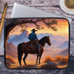 Housse Pour Ordinateur Portable Manche pour ordinateur portable Country et Western<br><div class="desc">Manche d'ordinateur portable représentant une peinture d'un cowboy sur son cheval surplombant un magnifique paysage au coucher du soleil. Beau pour tous ceux qui aiment le Mid West et les cowboys.</div>