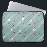 Housse Pour Ordinateur Portable Manche pour ordinateur portable Motif Retro Avion<br><div class="desc">Attachez votre ceinture de sécurité. Cette Manche d'ordinateur portable Motif Retro est prête pour le décollage. Le design comprend des lignes rouges, bleues royales et blanches, des avions modernes du milieu du siècle volant à travers un arrière - plan bleu acier. Des rayures fines d'orange, de vert citron et de...</div>