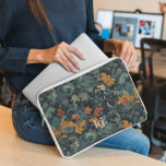 Housse Pour Ordinateur Portable Manches de l'ordinateur portable Damask Monogram v<br><div class="desc">Un design monogramme tendance avec de grandes initiales typographiques dans une police classique avec votre nom ci-dessous sur un vintage arrière - plan damassé chic. Ajoutez votre libellé personnalisé à cette conception à l'aide des cases "Modifier ce modèle de conception" situées à droite de l'élément ou cliquez sur le bouton...</div>