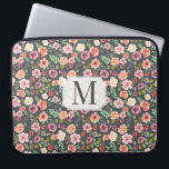 Housse Pour Ordinateur Portable Manches d'ordinateur vintage Floral ⎥ Monogram<br><div class="desc">Arrière - plan gris doux avec motif transparent vintage floral dans les tons doux de ressort,  pêche et mauve avec monogramme personnalisé dans la police serif</div>