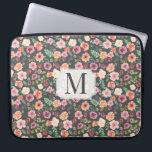 Housse Pour Ordinateur Portable Manches d'ordinateur vintage Floral ⎥ Monogram<br><div class="desc">Arrière - plan gris doux avec motif transparent vintage floral dans les tons doux de ressort,  pêche et mauve avec monogramme personnalisé dans la police serif</div>