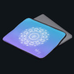 Housse Pour Ordinateur Portable Mandala blanc violet et bleu ombre monogramme<br><div class="desc">Elégant mandala vintage floral orné sur arrière - plan violet et blanc sombre. Nom monogramme facultatif.</div>