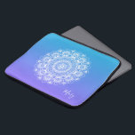 Housse Pour Ordinateur Portable Mandala blanc violet et bleu ombre monogramme<br><div class="desc">Elégant mandala vintage floral orné sur arrière - plan violet et blanc sombre. Nom monogramme facultatif.</div>