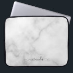 Housse Pour Ordinateur Portable Marbre blanc de nom personnalisé de script moderne<br><div class="desc">Script moderne Nom personnalisé Marbre blanc cadeau avec nom personnalisé en gris style de police de script moderne sur arrière - plan en marbre blanc.</div>