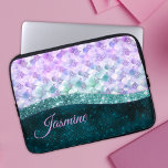 Housse Pour Ordinateur Portable Masque de peau de sirène turquoise argent faux par<br><div class="desc">Jolie chic et élégante peau de sirène irisée fausse parties scintillant en argent violet turquoise turquoise pour créer une manche d'ordinateur portable design unique. Ajoutez du style à votre bureau, à votre bureau ou à votre espace personnel avec un nom personnalisé chic et élégant et une pochette monogramme pour ordinateur...</div>