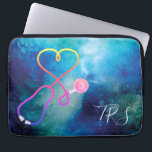 Housse Pour Ordinateur Portable Médecin Médicale ou Infirmière Blue Universe<br><div class="desc">L'univers du ciel bleu arrière - plan accentué par un stéthoscope en forme de coeur. Les infirmières,  les médecins et les professionnels de l'industrie médicale adoreront cette pochette d'ordinateur. Monogramme avec initiales ou titre.</div>