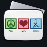 Housse Pour Ordinateur Portable Médecins d'amour de paix<br><div class="desc">Un signe de paix,  un coeur,  et un stéthoscope d'un docteur.</div>