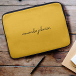 Housse Pour Ordinateur Portable Mignonne Girly Moderne Monogramme Jaune Nom curieu<br><div class="desc">Un magnifique arrière - plan jaune moutarde avec un beau monogramme cursif.</div>