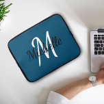 Housse Pour Ordinateur Portable Mignonne Simple Style Monogramme Nom Initial bleu<br><div class="desc">Coque d'ordinateur portable avec un arrière - plan bleu foncé et blanc personnalisé monogramme premier initiale et prénom.</div>