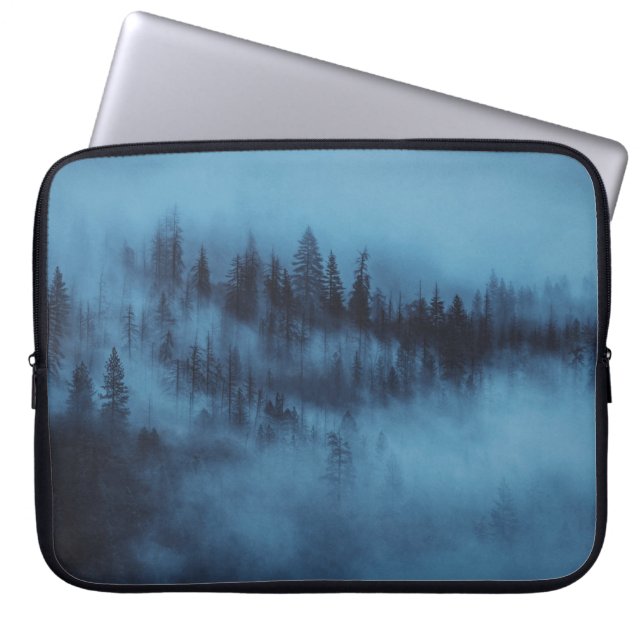 HOUSSE POUR ORDINATEUR PORTABLE MISTY PINE FOREST (Devant)