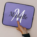 Housse Pour Ordinateur Portable Moderne et élégant Nom du monogramme violet   init<br><div class="desc">Design monogramme élégant avec un arrière - plan violet et typographie moderne noir et blanc.</div>