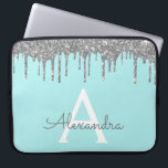 Housse Pour Ordinateur Portable Monogramme à étincelles de Parties scintillant d'a<br><div class="desc">Bleu turquoise - Aqua and Silver Faux Dripping Moderne et élégante Parties scintillant de fille et Coque de Monogramme Élégant étincelant. Ce coque peut être customisé pour inclure votre nom initial et prénom.</div>