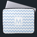 Housse Pour Ordinateur Portable Monogramme Bleu clair Blanc Chevron Motif de bande<br><div class="desc">Protégez votre ordinateur portable avec une manche en néoprène amusante avec alternance de rangées de rayures en chevron bleu clair et blanc dans un motif géométrique aéré avec un monogramme personnalisé dans un carré blanc au centre. Customisez-le avec votre initiale dans la barre latérale. D'autres formats de manche pour ordinateur...</div>