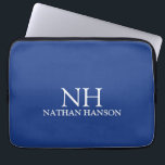 Housse Pour Ordinateur Portable Monogramme bleu simple moderne<br><div class="desc">Manche portable moderne avec un design bleu simple et minimal avec votre monogramme en caractères gras avec votre nom.</div>