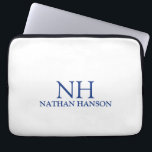 Housse Pour Ordinateur Portable Monogramme bleu simple moderne<br><div class="desc">Manche portable moderne avec un design simple et minimaliste bleu et blanc avec votre monogramme en caractères gras avec votre nom.</div>