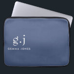 Housse Pour Ordinateur Portable Monogramme Classic Élégant Minimal Dusty Bleu Blan<br><div class="desc">Une pochette d'ordinateur portable bleu poussiéreux pour la maison ou le travail, avec un simple monogramme moderne épuré minimaliste avec des initiales de typographie de serif coque bas. Une marque de ponctuation (point) divise la première et la dernière initiale comme un élément de conception simple qui définit ce style de...</div>